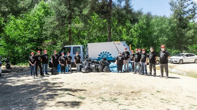 Ormanlık alanda 1 kamyon çöp topladılar