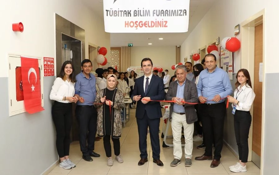 Şehit Ömer Halisdemir Anadolu Lisesi Bilim Fuarı düzenledi