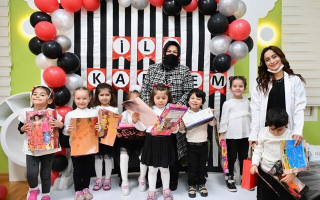 Başkan Döğücü, Minik Öğrencilerin Karne Sevincine Ortak Oldu
