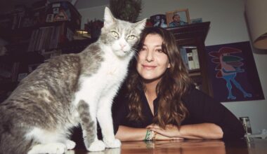 ŞEBNEM BOZOKLU VE KEDİSİ GRİ ABİ’DEN HAYVAN SAHİPLERİNE FARKINDALIK ÇAĞRISI ŞEBNEM BOZOKLU VE KEDİSİ GRİ ABİ’DEN HAYVAN SAHİPLERİNE FARKINDALIK ÇAĞRISI